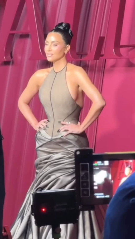 #KimKardashian wore a Schiaparelli gown to the ‘All’s Fair’ premiere last night — and while it may have been nearly impossible to walk in, the star has proved she’ll do anything in the name of fashion.

📷: @ladytomhanks / TZR