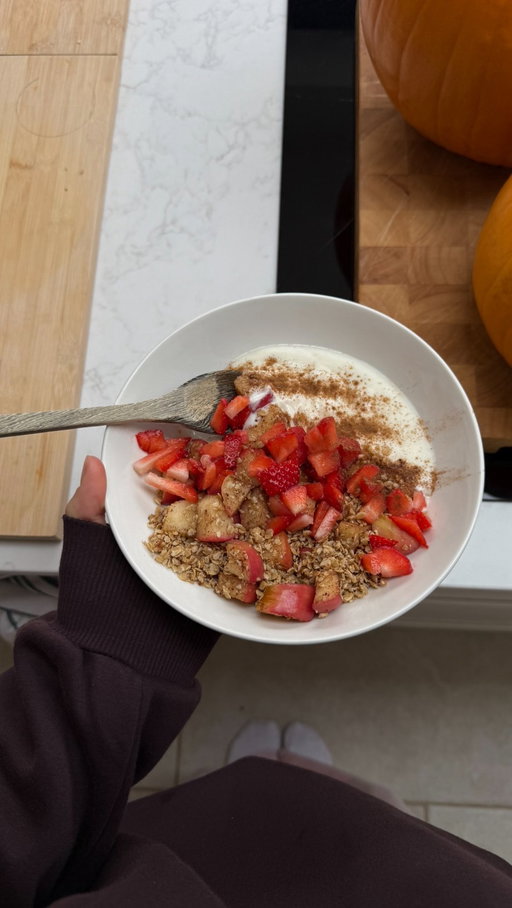 AD there’s something about colder mornings that makes me crave a warm, nourishing breakfast 🍂Toasted granola, creamy yoghurt, and a bottle of @activiauk Kefir, such a great combo! Obsessed with the Strawberry Kefir, plus it is made with 16 strains of live cultures. It is also a source of calcium to help support gut health! 🥣🍓🥛 
*contains calcium which contributes to the normal function of digestive enzymes. Enjoy as part of a balanced diet & healthy lifestyle! 

toasted oats ingredients:  
coconut oil
apple 
oats 
cinnamon & nutmeg 
Activia vanilla yoghurt 

method: 
1 - heat the coconut oil in a small pan over medium–low heat
2 - add the chopped apple. Stir and cook 2–3 minutes until the apple starts to soften
3 - sprinkle in the cinnamon + nutmeg and ginger, stir to coat the apple,
4 - add your oats, cook 1–3 more minutes 
5 - spoon the warm apple scramble over your yogurt bowl, top with oats and serve! 

#guthealth #winterwellness #ActiviaKefir #BreakfastInspo