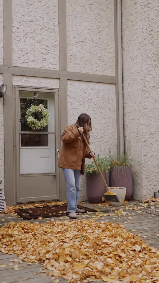 Just a girl who went online for a leaf blower and somehow ended up in her fall fitness era. 🍂The leaves? Still here. My serotonin? Through the roof. ☀️ Turns out @BestBuyCanada sells way more than tech- from walking pads to happy lights to vibration plates… basically, everything I need to feel productive while avoiding actual yard work. 😅 Shop the Yes, Best Buy Sells That Sale until October 23 and score amazing deals on everything from fitness equipment to seasonal decor. Link in bio to shop!

#BestBuyCanada #YesBestBuySellsThat #BestBuyPartner