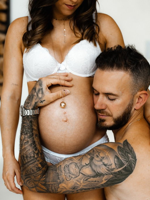 Et voilà les dernières photo de notre shooting de grossesse avant l’arrivée imminente de notre baby boy.. 🥹 on les aiment toutes d’amour difficile de faire un choix! Et on est ravis d’avoir ces magnifiques souvenirs. 🩵🫶🏼
.
On attend en commentaire vos préférences !!! D’ailleurs pour info Paul trouvait la première un peu cucul, ben moi je l’adore alors je l’ai mise en numéro 1 ! Et finalement il l’aime bien aussi! 🤣🐣
.
📸 : @mathieubernard_photosfilm 
_________________
#grossesse #pregnant #pregnancy #enceinte #shootingdegrossesse #shootinggrossesse #pregnancyshoot #baby #babyboy #amour #love #family #famille #parents #futursparents #aventure #bidou #couple #couplegoals #photographiegrossesse #photogrossesse #photosgrossesse