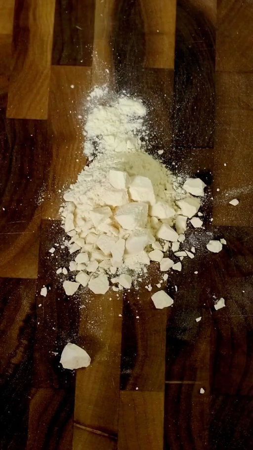 How to Stop You Garlic Powder From Clumping...

Seriously... don't shake it over a steaming pot. 

#foodscience #cooking
