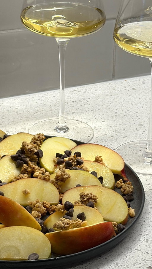 Our favourite fall pairing? Crisp apples + an even crisper Sauvignon Blanc 🍎

Shop our Sauvignon Blanc through the link in our bio. 

•

#sandbanks #sandbankswinery
#PECWinery #PrinceEdwardCountyWine
#PECWine