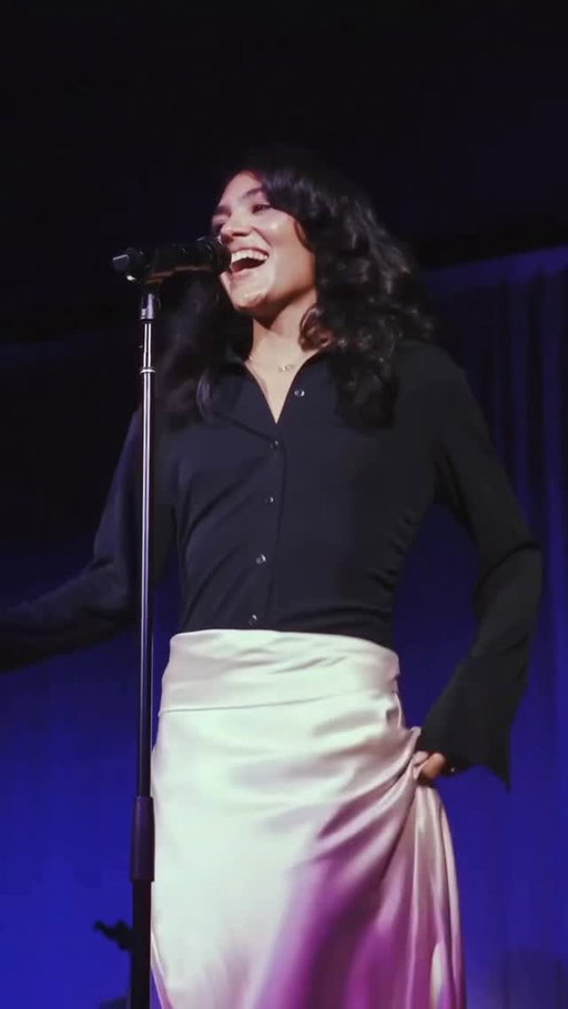Who needs a man when we have @oliviadeano? We’ll be thinking about this intimate serenade from our UMG UK showcase for the foreseeable future. 💐💕

🎥: @1824