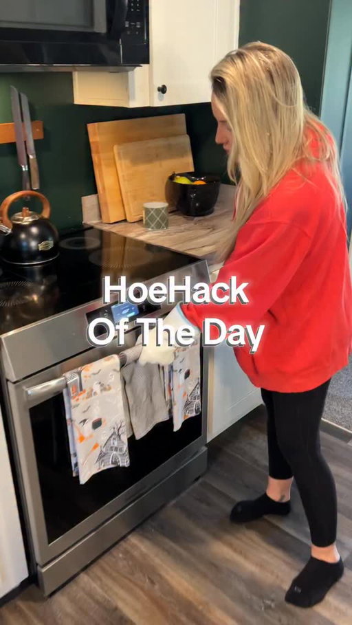 HoeHack of the Day (for real this time):
When you’re toasting your loaf (aka finishing your bake) here’s the move 👇
Once you remove the lid or top pan, let that loaf toast uncovered for about 5 minutes to build that perfect crust.
Then take it completely out of the parchment and loaf pan, and let it rest directly on the rack for about 10 minutes. That’s how you get that even golden glow all the way around 🍞✨

#sourdoughbread #sourdoughtips #microbakerylife #homebaking