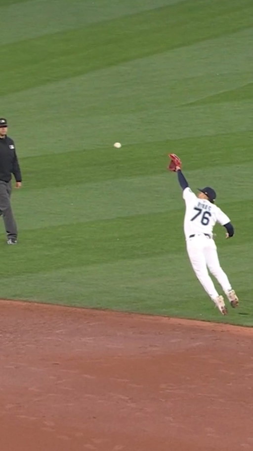 Leo goes full extension! #SeizeTheMoment