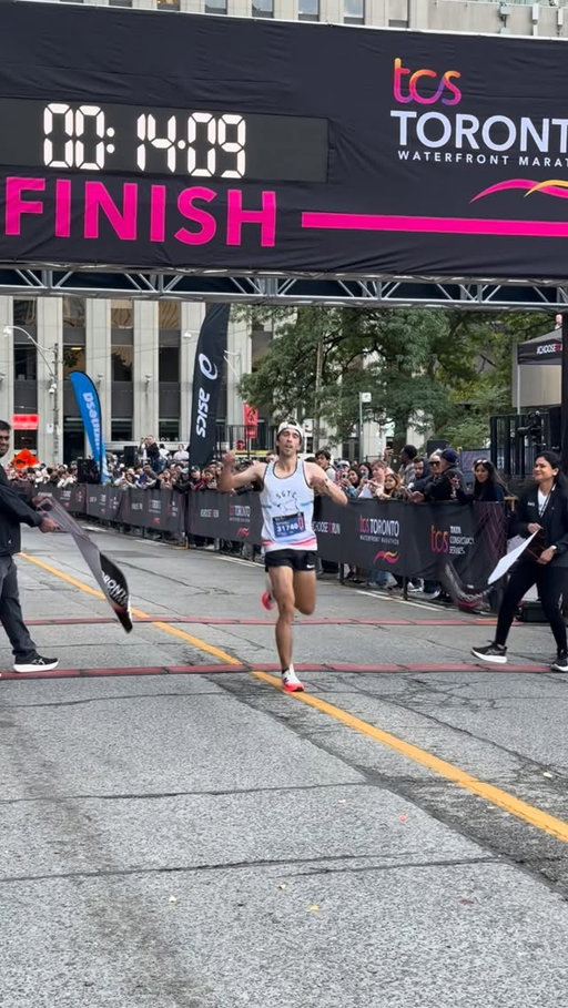 Mitchell Ubene from Hamilton, Ontario takes the TCS Toronto Waterfront Marathon 5K win in 14:10 (unofficial)! This is the Athletics Ontario 5K Championship event ❤️‍🔥

#towaterfront42k #choosetorun