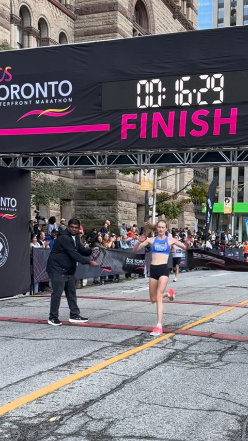 Courtney Hufsmith takes first on the women’s side at the TCS Toronto Waterfront Marathon 5K with an unofficial time of 16:32 ❤️‍🔥 Congratulations! 

#towaterfront42k #choosetorun