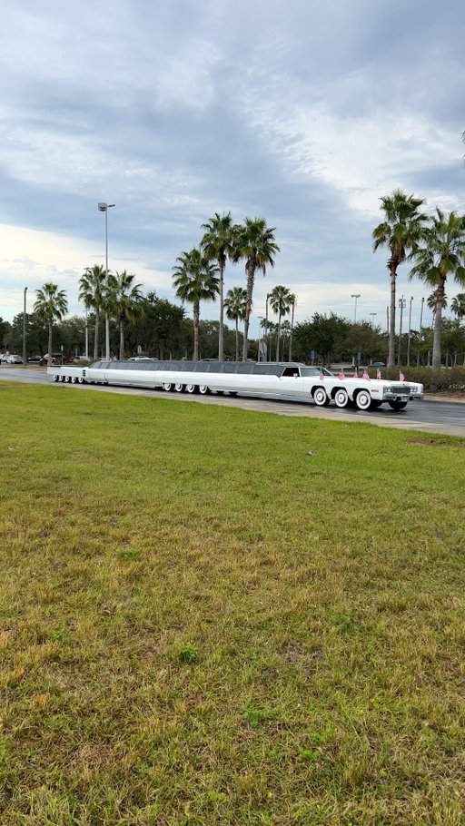The world’s longest limousine has a helipad, a swimming pool and a golf course... 🇺🇸🚁 @sbxcars

#limo #usa #sbxcars