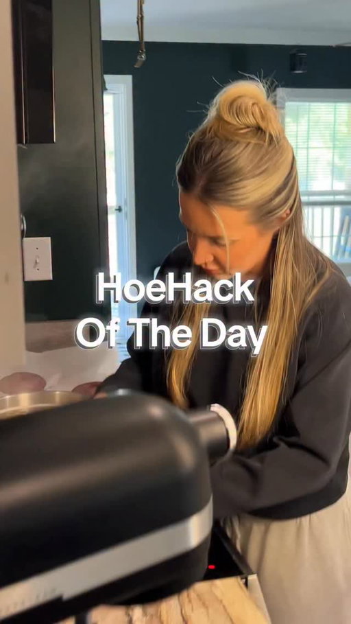 HoeHack time again 🍞💅 Open up that center before boiling so you don’t end up with a butt-hole bagel. You’re welcome 😘

#sourdoughbagels #homebakingtips #breadtok