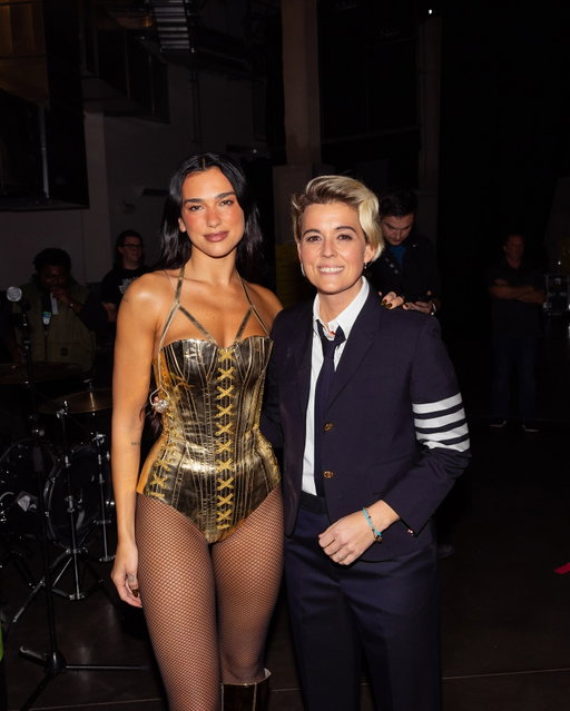 @dualipa is a total force. She’s pure grace and unrivaled in pretty much any way I can think of… she invited me to come and sing with her and her world class band in Seattle and it made my whole week. 

Dua is a girl’s girl y’all 
🤘❤️🔥

Glam @michi.saito07