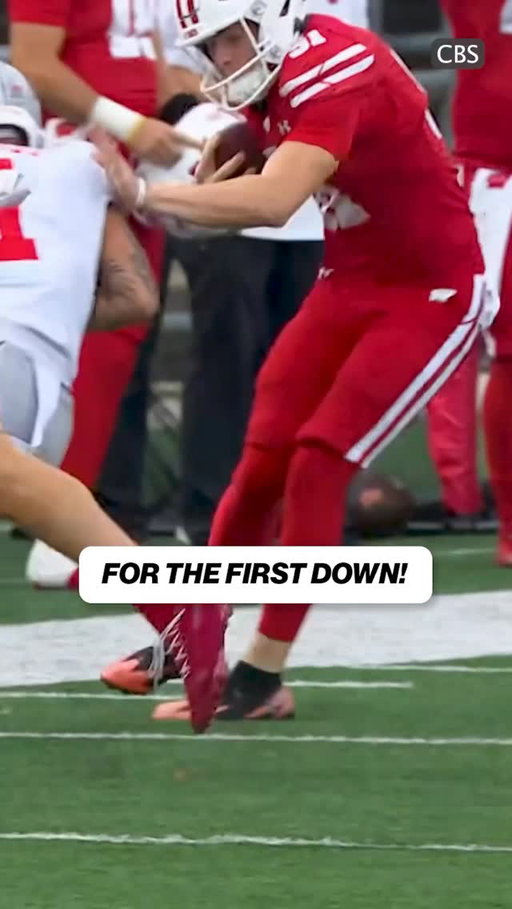 FAKE PUNT ALERT 🚨 @badgerfootball pulls off the fake punt for the first down!
