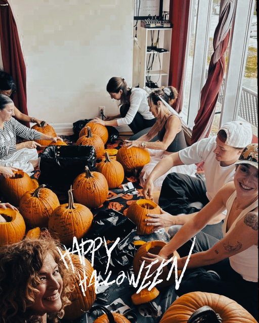 Warning: contents may cause pumpkin envy 😋🎃
PYC Oakville Energy Exchange carving out some good times through the spooky season 

#halloween #halloween🎃👻 #pumpkin #pumpkinseason🎃 #pumpkinpainting #pumpkincarving #energyexchange #yoga #yogalife