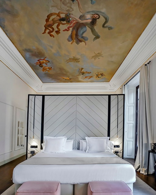 ✨ La joya de la corona.
Una suite única donde los frescos originales del pintor Parietti transforman el techo en una obra de arte.
Dormir aquí es vivir un fragmento de historia.

✨ The crown jewel.
A unique suite where the original frescoes of painter Parietti turn the ceiling into a masterpiece.
Sleeping here means living a fragment of history.

#summumboutiquehotel #palma #themeliacollection #mallorca