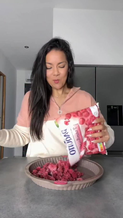 Ce que je fais avec 450gr de framboises 😋 

Un petit clafoutis ultra simple, parfait avec des fruits surgelés 😋

🍓 Ingrédients :
	•	450 g de fruits surgelés (ici framboises)
	•	4 œufs
	•	100 g de farine
	•	250 ml de lait
	•	1 sachet de sucre vanillé
	•	50 g de sirop d’érable ou de miel 🍯
	•	Sucre glace pour la déco

🔥 Cuisson : 35 à 40 min à 180°C

Un dessert doudou, moelleux et plein de saveur ✨
#framboise #clafoutis #recettefacile #flanframboise