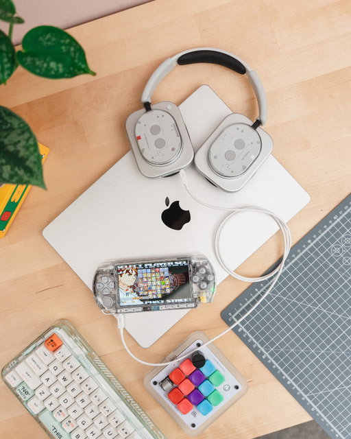 Transparent x silver tech for your Sunday feed 🩶

Hope you’re having a good one 🛸

#apple #macbookpro #nothing #headphone #nothingphone3 #psp #retrogaming