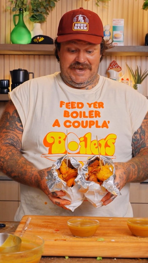 SMARTEN UP BUCKLE UP IT’S SPICE BAG TIME IN THE COOKIN’ SOMETHIN’ KITCHEN I WENT TO DUBLIN AND BELFAST AND I ATE THREE OF THESE AND I NEEDED TO BRING IT BACK EXTRA SPICE AND DON’T FORGET THE CURRY SAUCE! SPICE BAGS FOREVER! FULL RECIPE OUT ON MY YOUTUBE NOW!