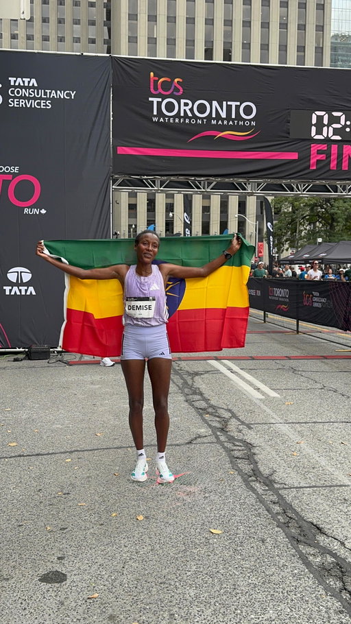 The champion (for a THIRD time) of the women’s TCS Toronto Waterfront Marathon is Shure Demise (Ethiopia) in 2:21:04! 

#towaterfront42k #towaterfront42k 

@tcsnorthamerica @asicsrunning @worldathletics @athleticsont @athleticscanada @canadianrunning @irun @citiusmag