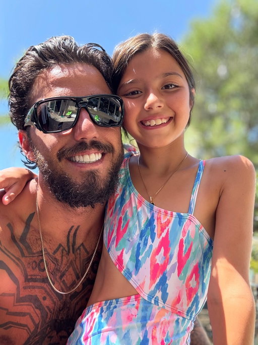 Hoje completam 09 anos que a minha princesa chegou para alegrar ainda mais as nossas vidas🤍

É muito especial ser seu pai, ver você crescendo e acompanhar as suas diferentes fases. Obrigada @anandamarcal por compartilhar essa alegria comigo. 

Mahi, você me ensina sobre tudo e me faz ser um pai melhor a cada dia! Te amo minha princesa, que Papai do Céu te abençoe e você continue sempre com esse seu brilho🙏✨
