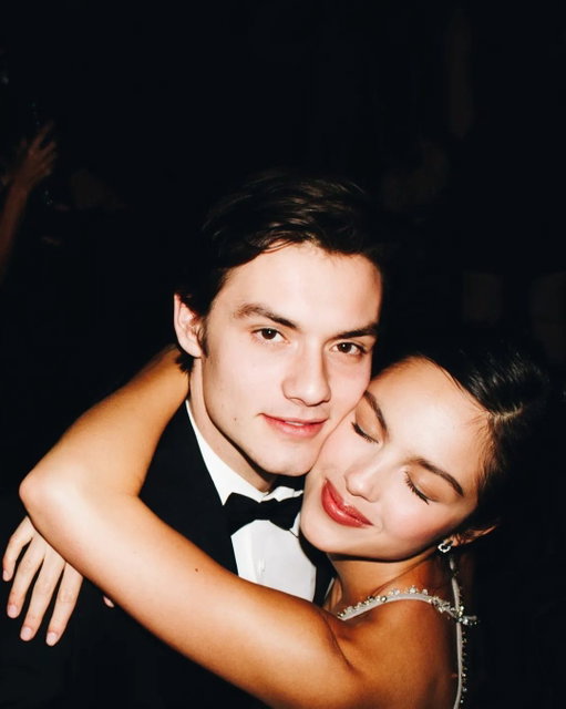 If the #AcademyGala celebrated Hollywood icons, the @cartier after-party belonged to the next generation—glamorous and confident as ever. At the Chateau Marmont, stars like Rachel Zegler and Olivia Rodrigo danced to a surprise performance by Chaka Khan while trays of caviar floated by. See more from inside the after-party at the link in bio. Photos: @tyrellhampton