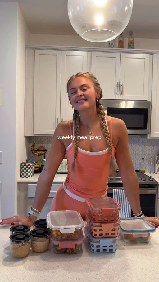 here’s what I meal prepped this week 🤸🏼‍♀️⭐️🧚🏼‍♀️✨

🏋🏼‍♀️head to my bio for personalized meal + exercise training plans 

👩🏼‍🍳all meal prep products are in my amazon!!!

Lunch: Lean Ground Beef Bowls
* 2 lbs lean ground beef
* Season well with garlic powder, onion powder, paprika, cumin
* Once browned, add 1 minced garlic clove, adobo sauce, and a drizzle of honey Cook on medium-high heat until fully browned and saucy

Roasted Potatoes
* ~1.5 lbs baby/golden potatoes (my preference) 
* Chop into bite-size pieces and toss with garlic powder, onion powder, paprika, cumin + @kindersflavors garlic & herb seasoning
* Roast at 450°F for 25–30 minutes until golden and crispy

Breakfast: PB Protein Overnight Oats
* ⅔ cup oats (I use @kodiakcakes for more protein ) 
* ⅓ cup PB protein for oats @pescience 
* ½ cup milk of choice (I use @fairlife for more protein) 
* ½ banana (sliced) Mix together and refrigerate overnight for a creamy, high-protein breakfast
Snacks
* Hard boiled eggs for a protein boost
* Greek yogurt with fresh fruit for extra protein + fiber

High protein, simple, and filling — perfect for busy weeks🤸🏼‍♀️🤍Save this for your next meal prep!!!

#MealPrep #HighProtein #HealthyEating #GlutenFree #HealthyMealPrep  #EasyRecipes #FitnessFuel #mealprepideas #mealprepsunday