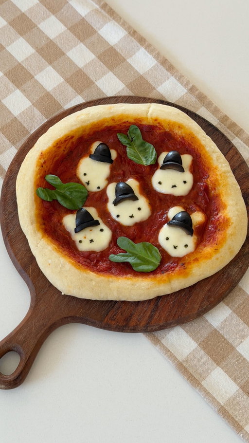 let’s make a miffy halloween pizza 🧙🍕

#miffy #nijntje #pizza #halloween