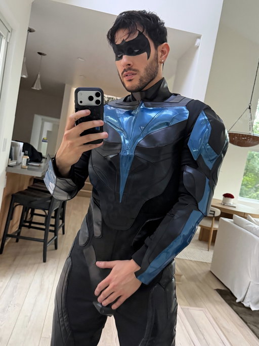 finally left the cave 🦇
-
#nightwing #cosplay #halloween #teentitans