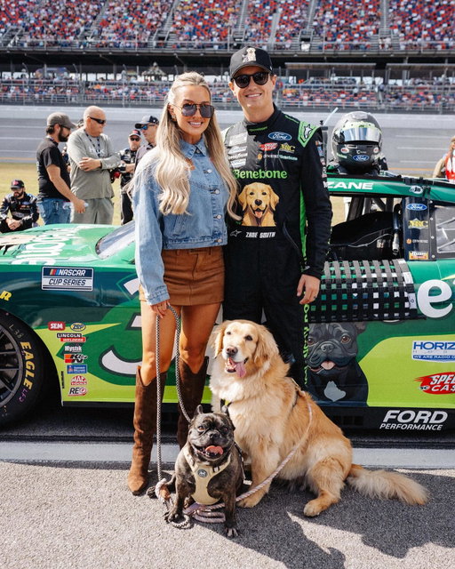Race weekend with the family 💚
Dogs x Dega x @mybenebone