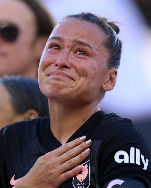 One last time in LA 🥹 

Angel City gives Captain Ali Riley her flowers 💐