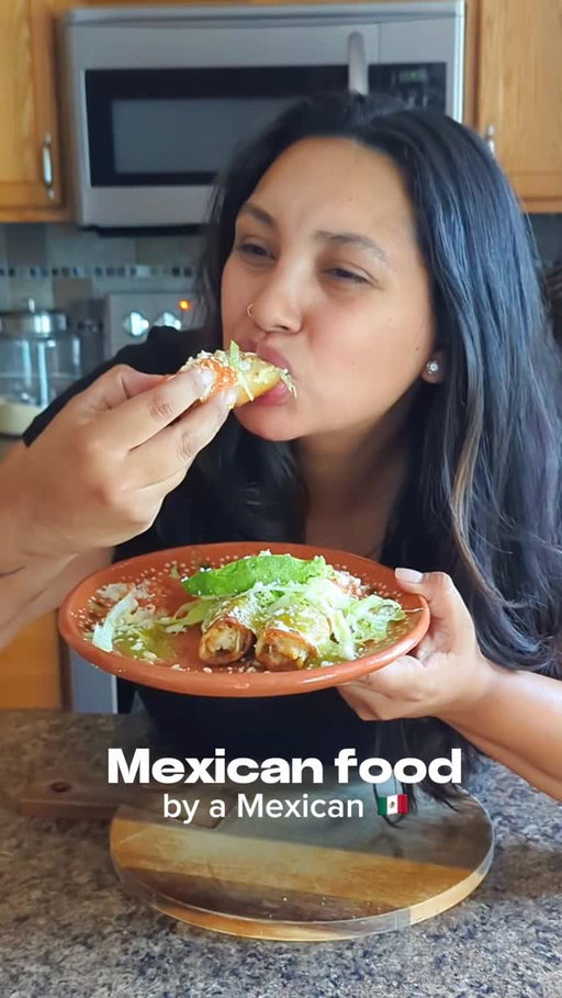 This one is a good one ☝🏽 

Save it for later. 

To make salsa verde: 
- tomatillos 
- onion 
- garlic 
- Serrano/jalapeño
- salt 

For red salsa: 
- tomatoes 
- onion 
- garlic 
- oregano 
- salt 
- OPTIONAL: 1 Chile guajillo 

For filling: 
- I used shredded chicken 
- boiled potatoes 
- salt and seasonings 
- optional: adding cheese 

Topping: 
- Mexican sour cream 
- Mexican queso fresco 
- lettuce 
 - avocado