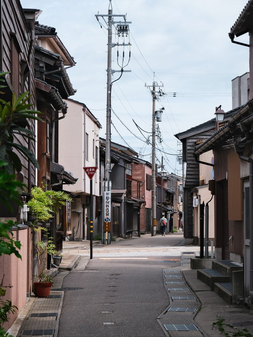 Kanazawa recently received media attention overseas and has been named National Geographic's Best of the World 2025 as well as introduced on ELLE France magazine as "One of the 8 destinations to visit once in a lifetime."

🏢 Where to stay: @hyattcentrickanazawa 
Situated just seconds from Kanazawa Station, @hyattcentrickanazawa is the perfect launchpad for exploring the city’s authentic art, shops, restaurants, and sights. 

🗺️ Attractions:

🛤️ Higashi Chaya district
The geisha houses in Higashi Chaya have a stunning traditional appearance. A geisha house is characterised by the beautiful lattice on the outer side of its first floor, called “kimusuko”, and the Japanese-style guestrooms located on the second floor.

🏯 Kanazawa Castle
During the time of the Maeda family, Kanazawa Castle was surrounded by moats and had a fort function with loopholes for matchlocks on the outer wall in order to keep it secure from enemies.

🌳 Kenrokuen garden
Kenrokuen in Kanazawa, created over a period of almost 200 years by the lords of the Kaga Domain during the Edo period, is now ranked among the three great gardens of Japan.

Have you been to Kanazawa, Japan? 

Save this guide for your next trip to Kanazawa! 🇯🇵