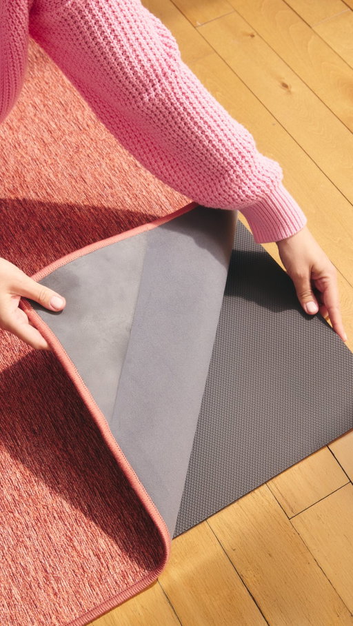 Our washable rugs are designed for quick and easy clean up, so you can throw them in wash whenever the paw prints and pet hair reach a breaking point.
—
Nos tapis lavables sont conçus pour un nettoyage rapide et facile, afin que vous puissiez les mettre à la laveuse dès que les traces de pattes et les poils d’animaux atteignent leur point de non-retour.