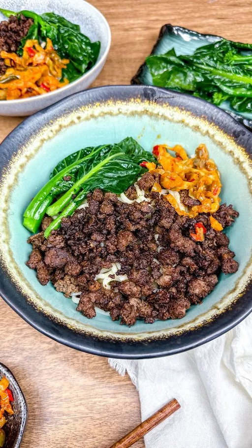 Dan dan noodles @farahjeats 

Add on these mouthwatering Easy Dan Dan Noodles to your weeknight roster. Spicy, savory, and nutty noodles that can be plated within 25 minutes!

Comment “recipe” and I’ll send you the detailed recipe 🫶

#asianfood #easyrecipe #noodles #easymeals #quickmeals