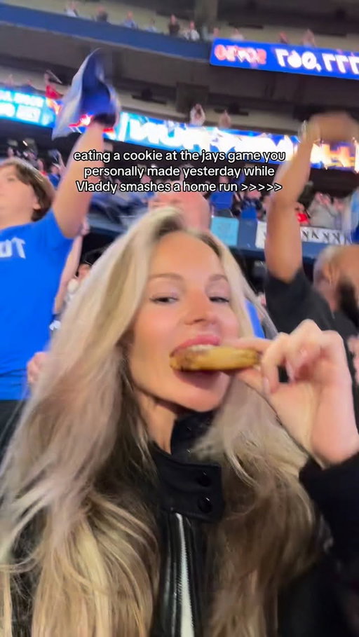 what a moment at game 6 ✨⚾️😮‍💨🍪 !!!

@bluejays game 7 of the ALCS tonight… huge night for Toronto!!💙💙💙💙 let’s goooooooooo