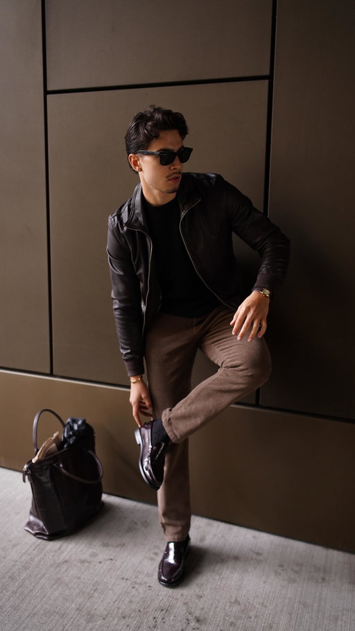 Friends, if you still don’t own any high-waisted pants, do me a favor and try them out. If you’re on the shorter side, you actually have the advantage of looking taller because of them.🤌🏼🥂 
Dress well. Train hard. Think Big. 
-
-
-
#dresswelltrainhard #simonfrdsm
-
-
#menswear #menslook #mensoutfits #mensfashion #fall