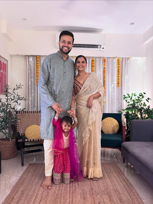53 photos clicked and this is the best we could manage 😂
Happy Diwali ♥️🤗
