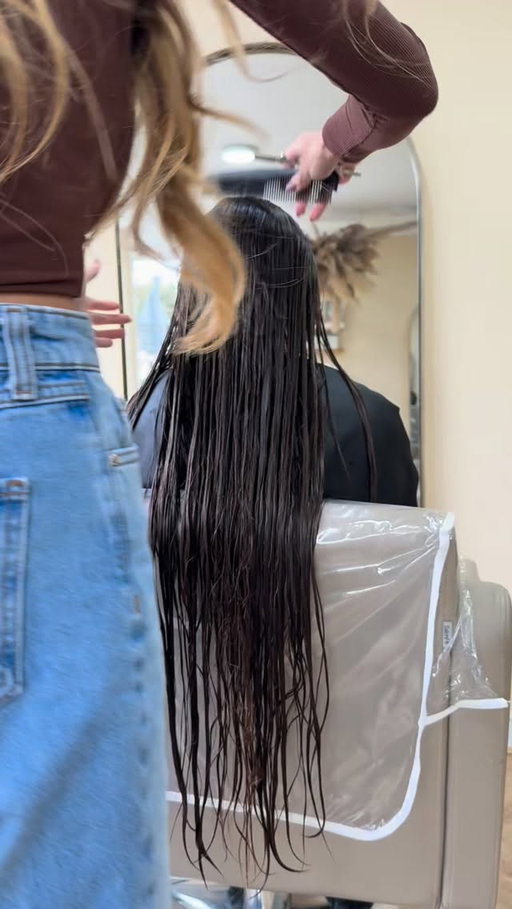 A blow on long, heavy & virgin hair will give looser curls as the hair will weight down any curl we create. How gorgeous is my lady’s hair. She gets a cut once a year 😍

#hair #hairgoals #haircut #satisfying #love