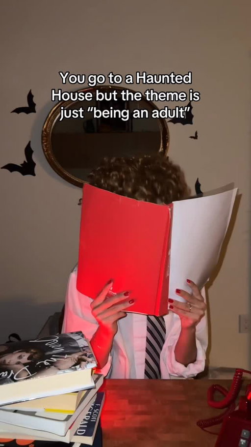The scariest haunted house you’ll ever experience😭😩👻
#comedyreels #comedy #relatablememes #halloween #skit #hauntedhouse