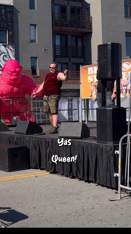 🐻✨ Bearrison Street Fair, San Francisco — what a ride!
My first outdoor set surrounded by bears, leather, glitter, and the best kind of protest energy.
Comedy under the Californian sun and next to the “No Kings” demo — so naturally, I told the crowd what we Germans did with ours. 👑🇩🇪
Trying to be inspirational for the Orange 😉

#BearrisonStreetFair #StandUpComedy #GayComedian #GermanComedian #OnlyFons #InstaBears #ComedyInTheWild