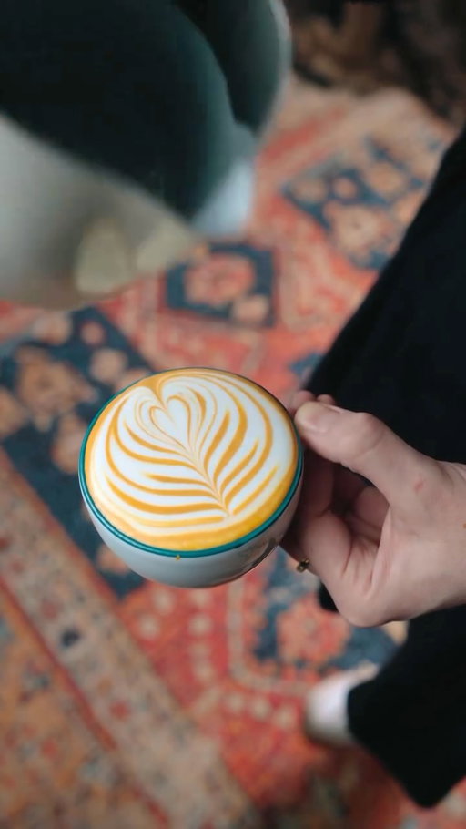 Back in time for spooky season 👻 
.
Cups @ancapporcelain 
#latteart
