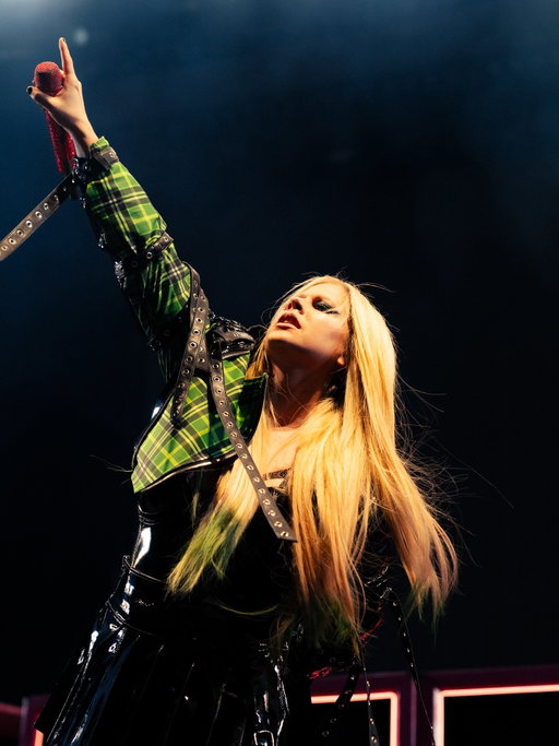 When We Were Young Fest Night 2 🖤💚🖤 what an amazing way to close out the weekend!  Special thank you to @deryckwhibley for jumping up onstage with me! You all were so loud and brought out great energy! Xoxox