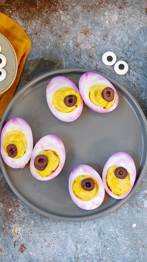 Eyeball Devilled Eggs 😈😈😈 Its Spooky Season!! And these devilled eggs just got a devilish upgrade. Only a couple extra steps; soak the cracked hard boiled eggs in food colouring, and add olives for eyes as the final touch. An easy Halloween go to! 

Comment “halloween” below 👇 and we’ll send you the recipe link 🔗

Recipe + reel by @megan_rhn 

#holisticnutrition #wholefoods #nutrition #holisticrecipes #halloweensnacks #devilledeggs #devillisheggs #halloweenrecipes