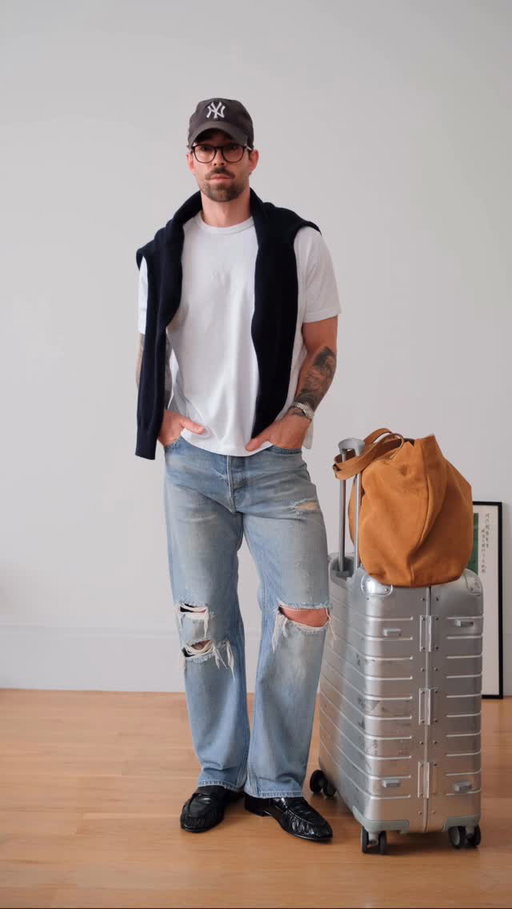 A simple airport outfit ✈️

When travelling 8hrs or less I like to dress for style & comfort but anything over 8hrs I’ll dress for comfort only.

Would you wear this team? LMK! 👀