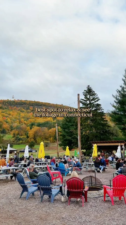 @talcottcollective was made for autumn 🍁

The vibes here are perfect - live music, dogs running around, views of Heublien, food trucks, lots of local beers on tap, and more. 

#simsburyct #talcottmountaincollective #heubleintower #ctfoliage #ctviews