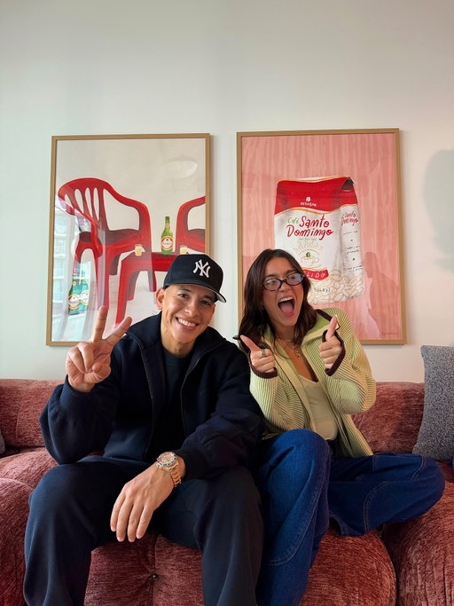desde el fondo de mi corazón GRACIAS a Daddy Yankee por esta oportunidad y confiar en mi. genuinamente aveces me paro a pensar y no puedo ni asimilar que esto está pasando en mi vida. desde chiquita escuchando su música en RD con mi familia (se nota lo emocionados que se pusieron) y ahora: DADDY YANKEE EN MI CASA, QUE LOCURA❤️🤞🏼⭐️ "LAMENTO EN BAILE" out now!!!