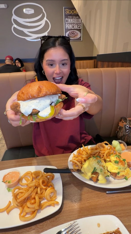 #ad @stackedpancake is one of my FAVE brunches in the city - seriously such a gem, and they just got a Limited Edition menu that screams homestyle comfort #torontofoodie #torontofood #toronto #torontoeats
