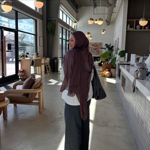 cute & cozy 🍵🧺📖

full outfit from @uniqlo 
hijab from @veiledcollection