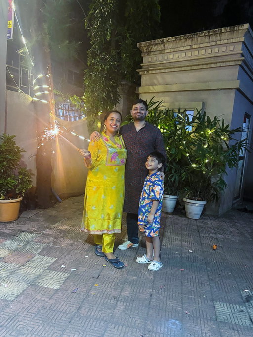 Pic 1- Subject fulzhadi kheenchne ki firaak mein hai
Pic 2- Subject ko achanak holiday homework yaad aa gaya hai
Pic 3- Subject ne rangoli mein paer maar ke apni jaan sukhaa li hai
Pic 4- Subject beech pooja mein maa baap se maandwali karne aaya hai
Pic 5- Mandwali sampann hui. Subject ki khushi ka thikaana nahi hai
