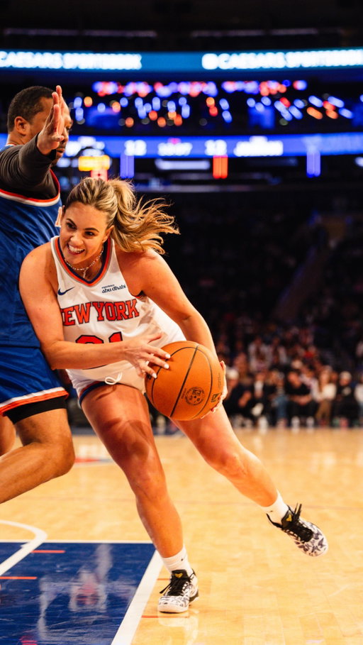 Sorry @itztherealrizzler I had to 🤷🏼‍♀️🤭 @nyknicks #MadisonSquareGarden

🎥 @bshotphoto