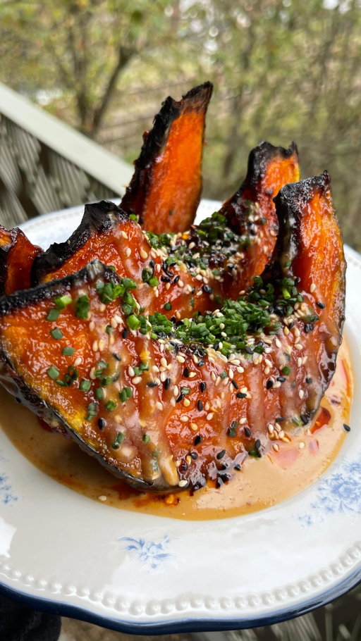 Sticky soy glazed squash/pumpkin on the creamiest peanut lime sauce (and some steamy rice if that floats your boat)✨

The other day I had a Crown Prince pumpkin and it reignited my love of pumpkins/squashes. Can someone tell me why we are so obsessed with butternut squash in the UK?? It’s so average. This variety is nutty, sweet and rich and lends itself PERFECTLY to an umami, spicy glaze like this. Honestly I was in heaven and you will be to 🤝

RECIPE
½ Crown Prince pumpkin
Olive oil and salt

2 tbsp hoisin
2 tbsp sriracha
1 tbsp agave
1 tbsp soy
½ tbsp rice vinegar
1 tsp sesame oil
1 garlic clove, grated
1 inch piece peeled ginger, grated

100g smooth peanut butter
2 tbsp water (more if needed)
3 tbsp soy sauce
1 lime juice
2 tsp agave

To garnish:
1 tbsp white sesame seeds
1 tbsp black sesame seeds
1 tbsp chopped chives
Your favourite chilli crisp

1. Preheat the oven to 180 fan or 200C. Take half the squash and remove the seeds. Cut it into 4-5 thick wedges, leaving the skin on. Place the wedges onto a tray, drizzle with a splash of oil and salt then place into the oven to roast for 45 min.
2. Whisk together all the ingredients for the glaze. After 45 minutes baste the squash wedges with the sticky glaze. Repeat again after 10 mins then switch to grill to caramelise the sauce. Baste as many times as you want to get a nice thick coating of the sauce.
3. Quickly whisk together the ingredients for the peanut sauce then get ready to plate.
4. Whilst the squash is still on the tray, sprinkle over mixed sesame seeds and finely chopped chives.
5. Serve on a bed of the peanut sauce and dive in! 

#squashrecipes #easyveganmeals #veganrecipeshare
