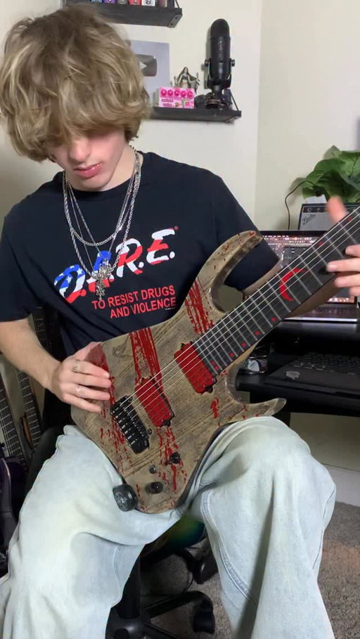song: “buckshot” by davin glover. testing this @kieselguitars Kyber 
Repping @clocksandcolours jewlery & @aelfricedenofficial jeans